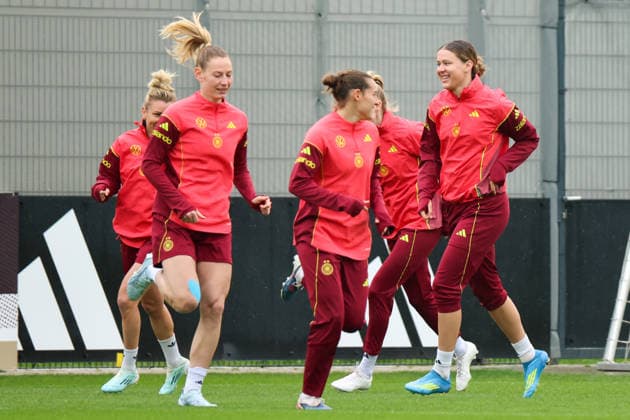 Herzogenaurach, Germany, April 12, 2026 International match preparation for the womens World Cup qualifier against Austria Training in Herzogenaurach Pictured from left Sarai Linder Germany , Carlotta Wamser Germany and Larissa Mühlhaus Muehlhaus Germany Copyright: HMBxMedia MadeleinexFantini