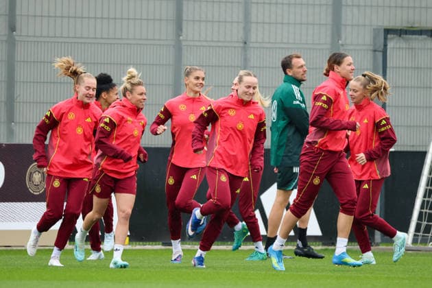 Herzogenaurach, Germany, April 12, 2026 International match preparation for the womens World Cup qualifier against Austria Training in Herzogenaurach Pictured from left Janina Minge Germany , Linda Dallmann Germany , Selina Cerci Germany , Franziska Kett Germany , athletics coach Julius Balsmeier Germany , Larissa Mühlhaus Muehlhaus Germany and Vivien Endemann Germany Copyright: HMBxMedia MadeleinexFantini