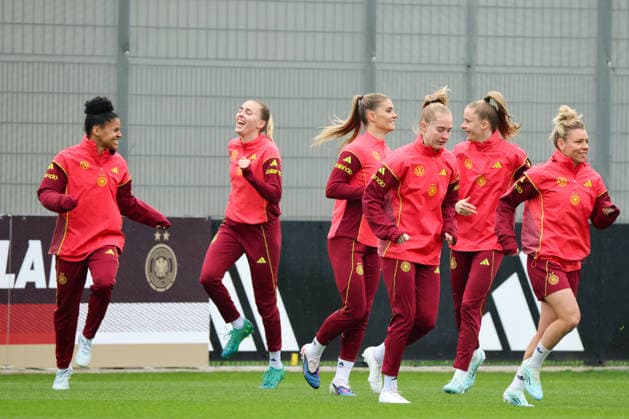 Herzogenaurach, Germany, April 12, 2026 International match preparation for the womens World Cup qualifier against Austria Training in Herzogenaurach Pictured from left Shekiera Martinez Germany , Laura Freigang Germany , Selina Cerci Germany , Janina Minge Germany , Vivien Endemann Germany and Linda Dallmann Germany Copyright: HMBxMedia MadeleinexFantini
