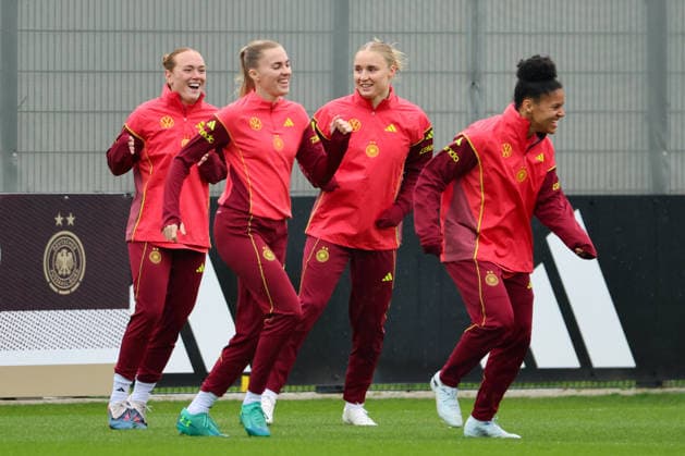 Herzogenaurach, Germany, April 12, 2026 International match preparation for the womens World Cup qualifier against Austria Training in Herzogenaurach In the picture from left Lisanne Gräwe Graewe Germany , Laura Freigang Germany , Jella Veit Germany and Shekiera Martinez Germany Copyright: HMBxMedia MadeleinexFantini