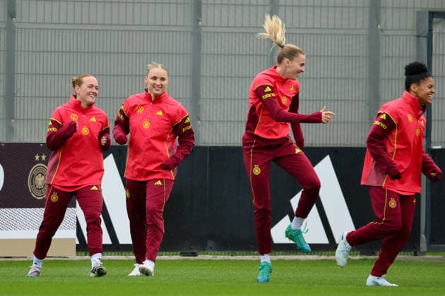 Herzogenaurach, Germany, April 12, 2026 International match preparation for the womens World Cup qualifier against Austria Training in Herzogenaurach Pictured from left Lisanne Gräwe Graewe Germany , Jella Veit Germany , Laura Freigang Germany and Shekiera Martinez Germany Copyright: HMBxMedia MadeleinexFantini