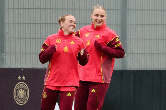 Herzogenaurach, Germany, April 12, 2026 International match preparation for the womens World Cup qualifier against Austria Training in Herzogenaurach Pictured from left Lisanne Gräwe Graewe Germany and Jella Veit Germany Copyright: HMBxMedia MadeleinexFantini