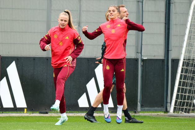 Herzogenaurach, Germany, April 12, 2026 International match preparation for the womens World Cup qualifier against Austria Training in Herzogenaurach Pictured from left Vivien Endemann Germany and Selina Cerci Germany Copyright: HMBxMedia MadeleinexFantini