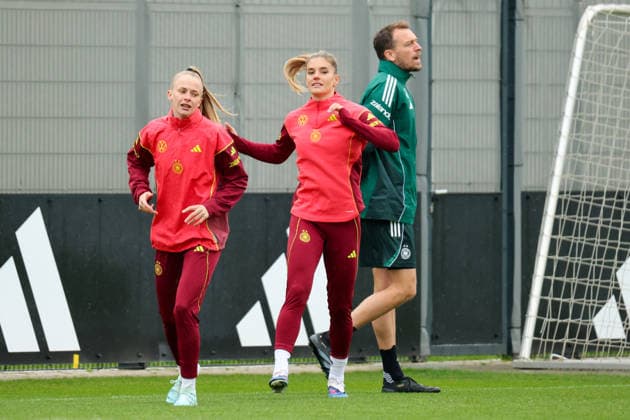 Herzogenaurach, Germany, April 12, 2026 International match preparation for the womens World Cup qualifier against Austria Training in Herzogenaurach Pictured from left Vivien Endemann Germany and Selina Cerci Germany and athletics coach Julius Balsmeier Germany Copyright: HMBxMedia MadeleinexFantini