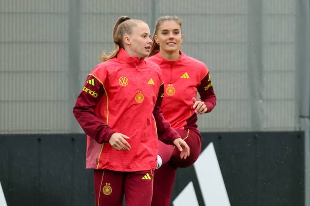 Herzogenaurach, Germany, April 12, 2026 International match preparation for the womens World Cup qualifier against Austria Training in Herzogenaurach Pictured from left Vivien Endemann Germany and Selina Cerci Germany Copyright: HMBxMedia MadeleinexFantini