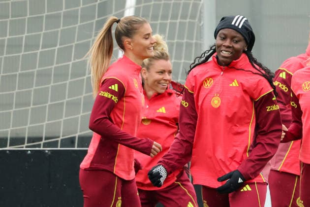 Herzogenaurach, Germany, April 12, 2026 International match preparation for the womens World Cup qualifier against Austria Training in Herzogenaurach In the picture from left Selina Cerci Germany , Linda Dallmann Germany and Nicole Anyomi Germany Copyright: HMBxMedia MadeleinexFantini