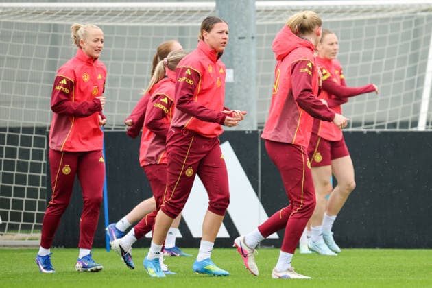 Herzogenaurach, Germany, 12 April 2026 International match preparation for the womens World Cup qualifier against Austria Training in Herzogenaurach Pictured from left Lea Schüller Schueller Germany , Larissa Mühlhaus Muehlhaus Germany and her team-mates training in Herzogenaurach Copyright: HMBxMedia MadeleinexFantini