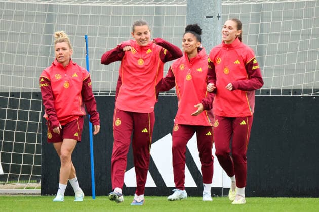 Herzogenaurach, Germany, April 12, 2026 International match preparation for the womens World Cup qualifier against Austria Training in Herzogenaurach Pictured from left Linda Dallmann Germany , Carlotta Wamser Germany , Shekiera Martinez Germany and Jule Brand Germany Copyright: HMBxMedia MadeleinexFantini