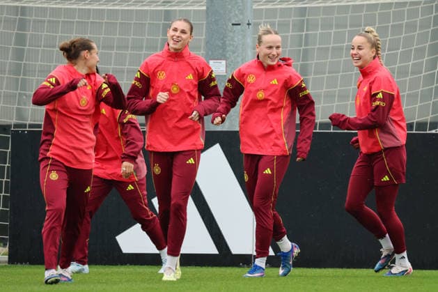 Herzogenaurach, Germany, April 12, 2026 International match preparation for the womens World Cup qualifier against Austria Training in Herzogenaurach Pictured from left Carlotta Wamser Germany , Jule Brand Germany , Franziska Kett Germany and Giulia Gwinn Germany Copyright: HMBxMedia MadeleinexFantini