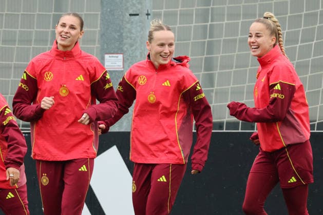 Herzogenaurach, Germany, April 12, 2026 International match preparation for the womens World Cup qualifier against Austria Training in Herzogenaurach In the picture from left Jule Brand Germany , Franziska Kett Germany and Giulia Gwinn Germany Copyright: HMBxMedia MadeleinexFantini