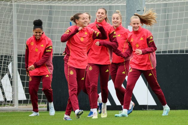 Herzogenaurach, Germany, April 12, 2026 International match preparation for the womens World Cup qualifier against Austria Training in Herzogenaurach Pictured from left Shekiera Martinez Germany Carlotta Wamser Germany , Jule Brand Germany , Giulia Gwinn Germany and Vivien Endemann Germany Copyright: HMBxMedia MadeleinexFantini