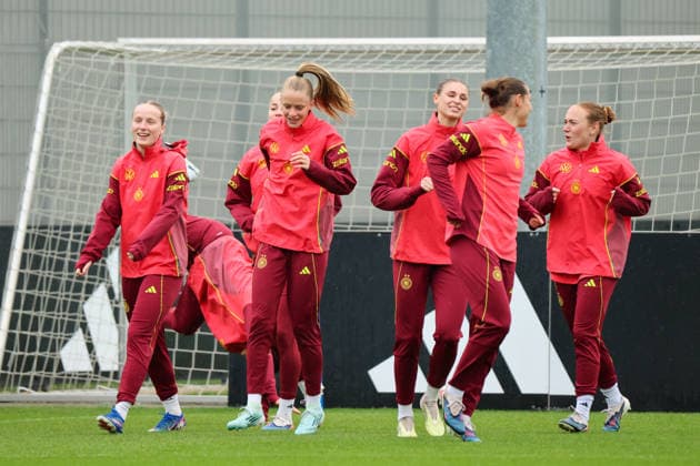 Herzogenaurach, Germany, April 12, 2026 International match preparation for the womens World Cup qualifier against Austria Training in Herzogenaurach In the picture from left Franziska Kett Germany , Vivien Endemann Germany , Jule Brand Germany , Carlotta Wamser Germany and Lisanne Gräwe Graewe Germany Copyright: HMBxMedia MadeleinexFantini