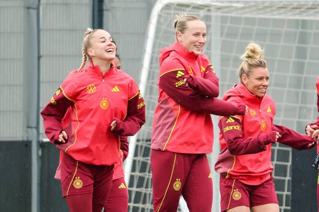 Herzogenaurach, Germany, April 12, 2026 International match preparation for the womens World Cup qualifier against Austria Training in Herzogenaurach Pictured from left Giulia Gwinn Germany , Franziska Kett Germany and Linda Dallmann Germany Copyright: HMBxMedia MadeleinexFantini