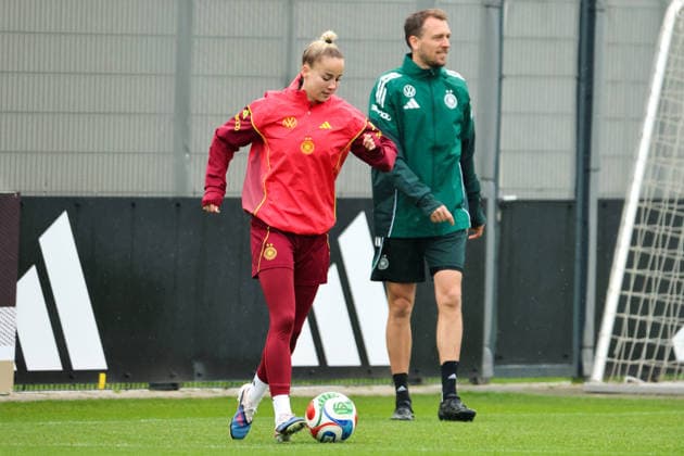Herzogenaurach, Germany, April 12, 2026 International match preparation for the womens World Cup qualifier against Austria Training in Herzogenaurach Pictured from left Giulia Gwinn Germany and athletics coach Julius Balsmeier Germany Copyright: HMBxMedia MadeleinexFantini