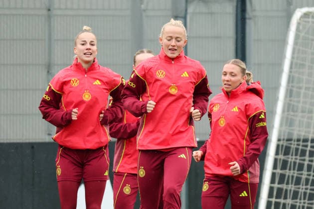 Herzogenaurach, Germany, April 12, 2026 International match preparation for the womens World Cup qualifier against Austria Training in Herzogenaurach Pictured from left Giulia Gwinn Germany , Lea Schüller Schueller Germany and Elisa Senß Senss Germany Copyright: HMBxMedia MadeleinexFantini