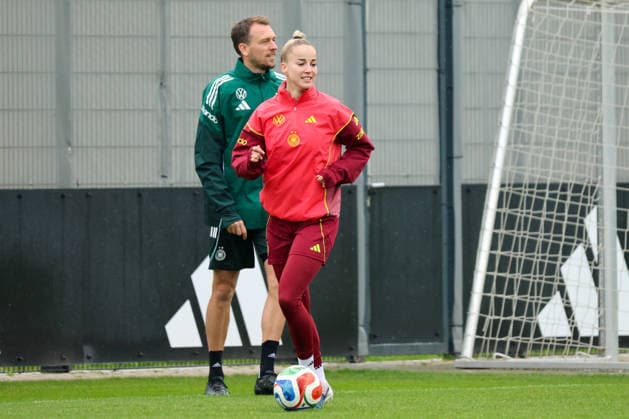 Herzogenaurach, Germany, April 12, 2026 International match preparation for the womens World Cup qualifier against Austria Training in Herzogenaurach Pictured from left Copyright: HMBxMedia MadeleinexFantini