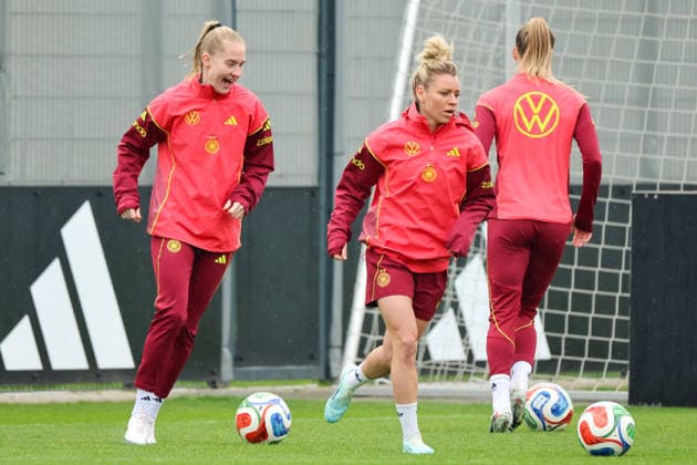 Herzogenaurach, Germany, April 12, 2026 International match preparation for the womens World Cup qualifier against Austria Training in Herzogenaurach Pictured from left Janina Minge Germany and Linda Dallmann Germany Copyright: HMBxMedia MadeleinexFantini