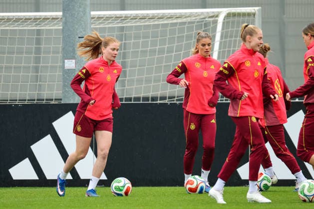 Herzogenaurach, Germany, April 12, 2026 International match preparation for the womens World Cup qualifier against Austria Training in Herzogenaurach In the picture from left Sjoeke Nüsken Nuesken Germany , Selina Cerci Germany and Janina Minge Germany Copyright: HMBxMedia MadeleinexFantini
