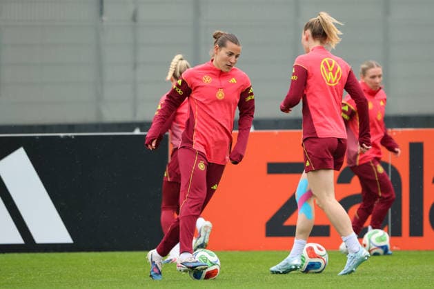 Herzogenaurach, Germany, April 12, 2026 International match preparation for the womens World Cup qualifier against Austria Training in Herzogenaurach Pictured from left Carlotta Wamser Germany Copyright: HMBxMedia MadeleinexFantini