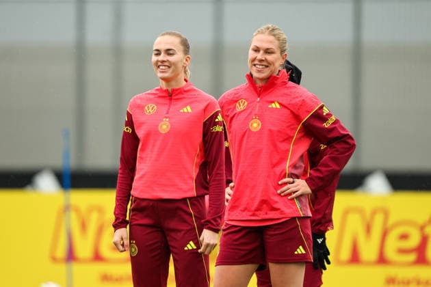 Herzogenaurach, Germany, April 12, 2026 International match preparation for the womens World Cup qualifier against Austria Training in Herzogenaurach Pictured from left Laura Freigang Germany and Rebecca Knaak Germany Copyright: HMBxMedia MadeleinexFantini