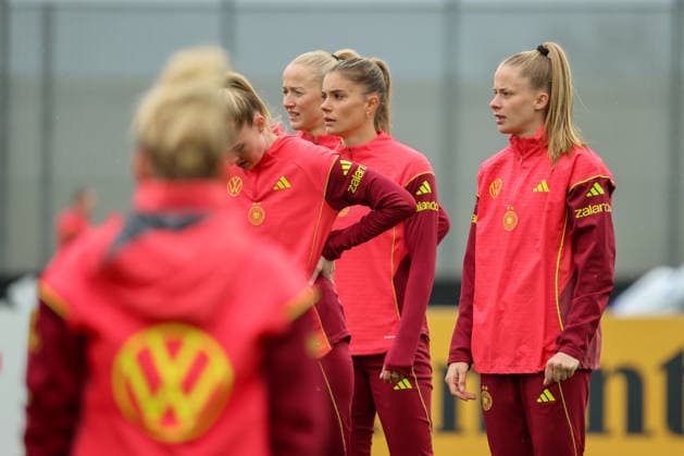 Herzogenaurach, Germany, April 12, 2026 International match preparation for the womens World Cup qualifier against Austria Training in Herzogenaurach In the picture from left Lea Schüller Schueller Germany , Selina Cerci Germany and Vivien Endemann Germany Copyright: HMBxMedia MadeleinexFantini