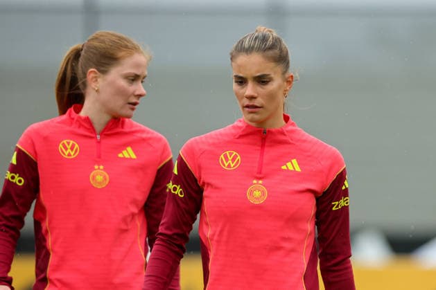Herzogenaurach, Germany, April 12, 2026 International match preparation for the womens World Cup qualifier against Austria Training in Herzogenaurach In the picture from left Sjoeke Nüsken Nuesken Germany and Selina Cerci Germany Copyright: HMBxMedia MadeleinexFantini