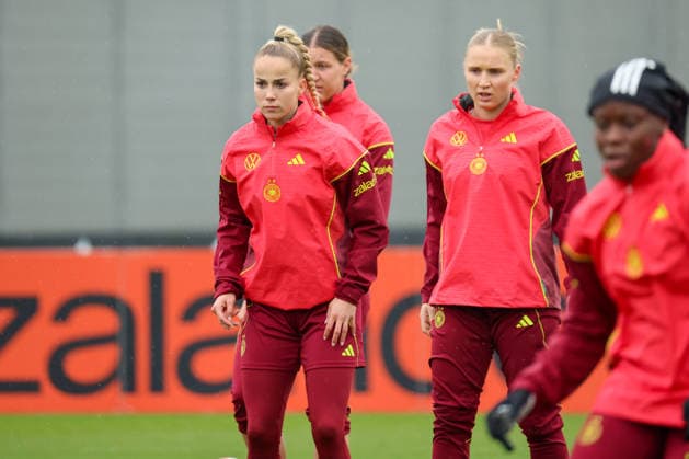 Herzogenaurach, Germany, April 12, 2026 International match preparation for the womens World Cup qualifier against Austria Training in Herzogenaurach In the picture from left Giulia Gwinn Germany and Jella Veit Germany Copyright: HMBxMedia MadeleinexFantini