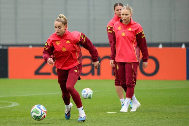 Herzogenaurach, Germany, April 12, 2026 International match preparation for the womens World Cup qualifier against Austria Training in Herzogenaurach In the picture from left Giulia Gwinn Germany and Jella Veit Germany Copyright: HMBxMedia MadeleinexFantini