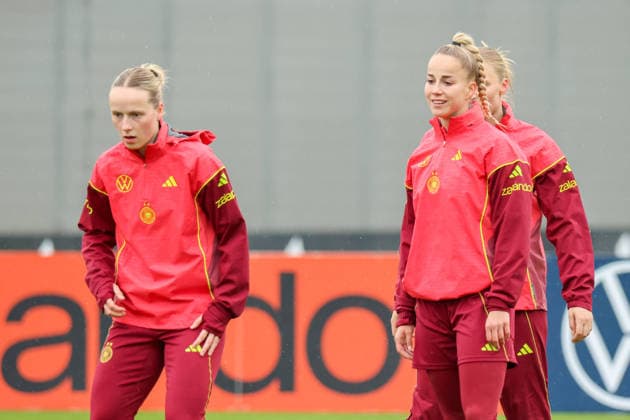 Herzogenaurach, Germany, April 12, 2026 International match preparation for the womens World Cup qualifier against Austria Training in Herzogenaurach In the picture from left Franziska Kett Germany and Giulia Gwinn Germany Copyright: HMBxMedia MadeleinexFantini