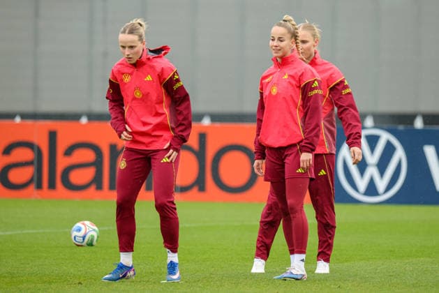 Herzogenaurach, Germany, April 12, 2026 International match preparation for the womens World Cup qualifier against Austria Training in Herzogenaurach In the picture from left Franziska Kett Germany and Giulia Gwinn Germany Copyright: HMBxMedia MadeleinexFantini