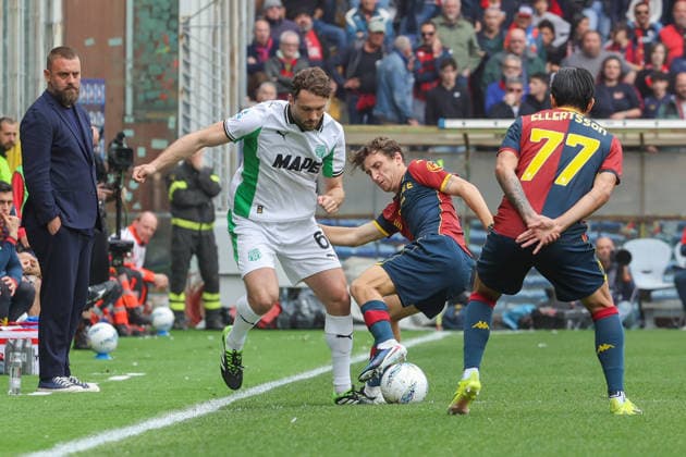 Genoa™s Tommaso Baldanzi fights for the ball with Sassuolo s Sebastian Walukiewicz during the Serie A soccer match between Genoa and Sassuolo at the Luigi Ferraris Stadium in Genoa, Italy - Sunday, April 12, 2026. - Soccer .  Copyright: xTanoxPecoraro LaPressex