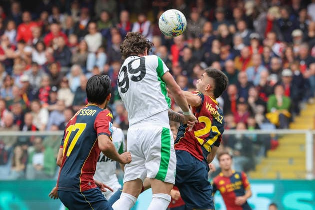 Sassuolo s Andrea Pinamonti makes an attempt to score during the Serie A soccer match between Genoa and Sassuolo at the Luigi Ferraris Stadium in Genoa, Italy - Sunday, April 12, 2026. - Soccer .  Copyright: xTanoxPecoraro LaPressex