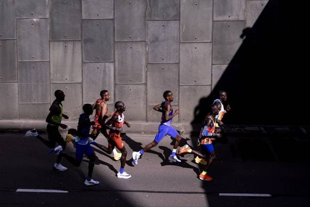 ROTTERDAM - The leading group with Bashir Abdi (BEL) in the middle in action during the 45th edition of the Rotterdam Marathon. ANP The race also serves as the Dutch Championship. ROBIN VAN LONKHUIJSEN ANP xVIxANPxSportx xxANPxIVx 555615369 originalFilename: 555615369.jpg
