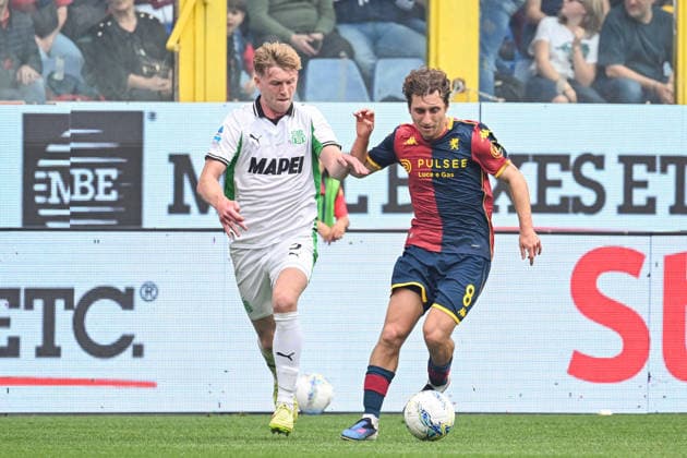 GenoaÕs Tommaso Baldanzi fights for the ball with Sassuolo s Josh Doig during the Serie A soccer match between Genoa and Sassuolo at the Luigi Ferraris Stadium in Genoa, Italy - Sunday, April 12, 2026. - Soccer .  Copyright: xTanoxPecoraro LaPressex