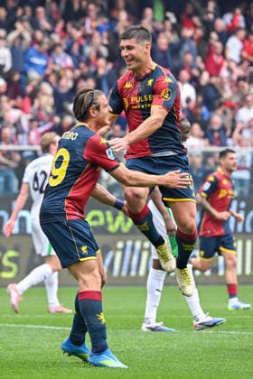 Genoa™s Ruslan Malinovskyi celebrates after scoring a goal for his team during the Serie A soccer match between Genoa and Sassuolo at the Luigi Ferraris Stadium in Genoa, Italy - Sunday, April 12, 2026. - Soccer .  Copyright: xTanoxPecoraro LaPressex