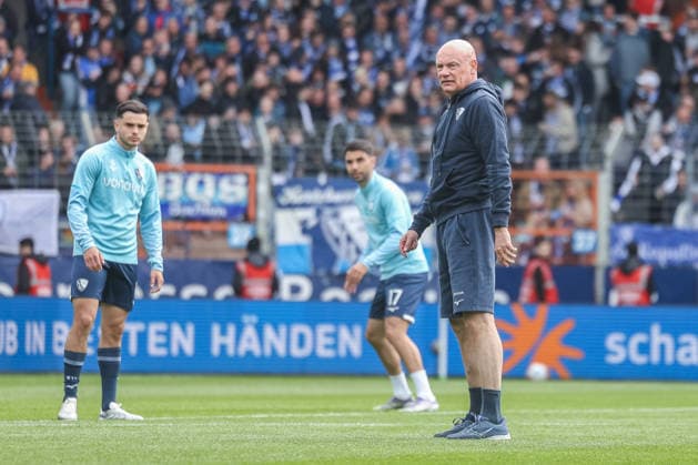 Soccer 2 Bundesliga 29 Matchday VfL Bochum Eintracht Braunschweig on 12 04 2026 at Vonovia Ruhrstadion in Bochum Uwe Rösler Coach Head Coach Bochum before the match warming up his team DFL regulations prohibit any use of photographs as image sequences and or quasi video xJRx