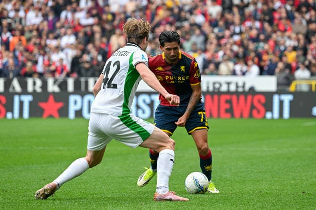 Genoa™s Mikael Ellertsson fights for the ball during the Serie A soccer match between Genoa and Sassuolo at the Luigi Ferraris Stadium in Genoa, Italy - Sunday, April 12, 2026. - Soccer .  Copyright: xTanoxPecoraro LaPressex