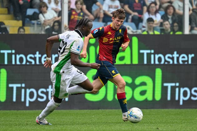 Genoa™s Morten Frendrup fights for the ball with Sassuolo s Ismael Kone during the Serie A soccer match between Genoa and Sassuolo at the Luigi Ferraris Stadium in Genoa, Italy - Sunday, April 12, 2026. - Soccer .  Copyright: xTanoxPecoraro LaPressex