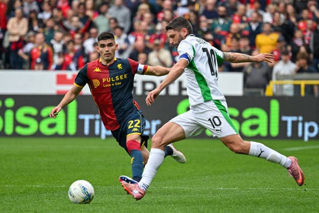 Sassuolo s Domenico Berardi fights for the ball with Genoa™s Johan Vasquez during the Serie A soccer match between Genoa and Sassuolo at the Luigi Ferraris Stadium in Genoa, Italy - Sunday, April 12, 2026. - Soccer .  Copyright: xTanoxPecoraro LaPressex