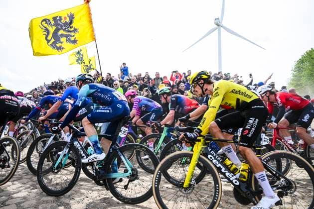 Paris - Roubaix Hauts-de-France 2026 Cycling Race ROUBAIX, FRANCE - APRIL 12 : Illustration picture of fans during the 123rd edition of Paris - Roubaix Hauts-de-France an UCI World Tour 1.UWT one day cycling road race for Men Elite of 258 km with start in Compiegne and finish in Roubaix on April 12, 2026 in Roubaix, France, 12 04 2026 ( Motordriver Kenny Verfaillie - Roubaix France  Copyright: xVincentxKalutx