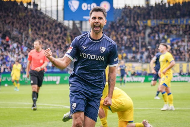 Deutschland: Fussball 2. Bundesliga 2025 - 2026, 29. Spieltag - VfL Bochum vs Eintracht Braunschweig - Vonovia Ruhrstadion: Tor und Torjubel zum 1:0 durch Gerrit Holtmann (VfL Bochum, 17) Freude, Emotionen, Jubel *** Germany Soccer 2 Bundesliga 2025 2026, Matchday 29 VfL Bochum vs Eintracht Braunschweig Vonovia Ruhrstadion Goal and goal celebration to 1 0 by Gerrit Holtmann VfL Bochum, 17 Joy, emotions, jubilation Copyright: xJOERANxSTEINSIEKx