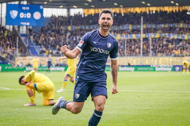 Germany Soccer 2 Bundesliga 2025 2026, Matchday 29 VfL Bochum vs Eintracht Braunschweig Vonovia Ruhrstadion Goal and goal celebration to 1 0 by Gerrit Holtmann VfL Bochum, 17 Joy, emotions, jubilation Copyright: xJOERANxSTEINSIEKx