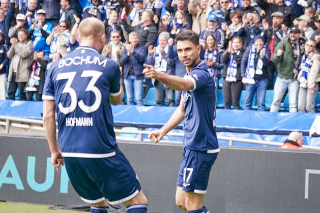 Germany Soccer 2 Bundesliga 2025 2026, Matchday 29 VfL Bochum vs Eintracht Braunschweig Vonovia Ruhrstadion Goal and goal celebration to 1 0 by Gerrit Holtmann VfL Bochum, 17 Joy, emotions, jubilation Copyright: xJOERANxSTEINSIEKx