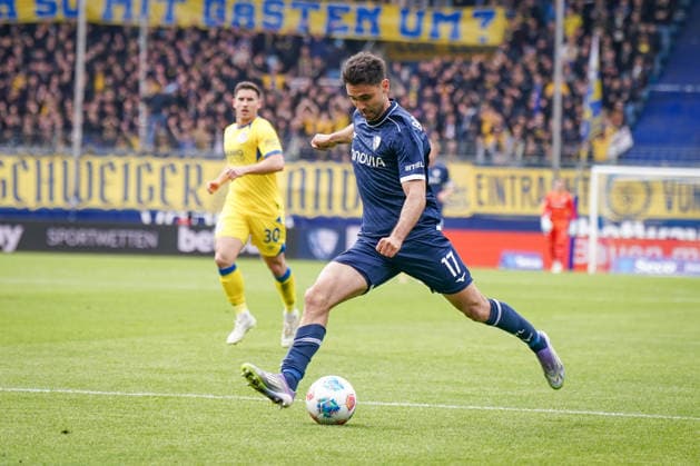Germany Soccer 2 Bundesliga 2025 2026, Matchday 29 VfL Bochum vs Eintracht Braunschweig Vonovia Ruhrstadion Goal and goal celebration to 1 0 by Gerrit Holtmann VfL Bochum, 17 Joy, emotions, jubilation Copyright: xJOERANxSTEINSIEKx