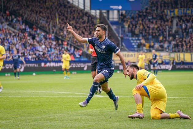Germany Soccer 2 Bundesliga 2025 2026, Matchday 29 VfL Bochum vs Eintracht Braunschweig Vonovia Ruhrstadion Goal and goal celebration to 1 0 by Gerrit Holtmann VfL Bochum, 17 Joy, emotions, jubilation Copyright: xJOERANxSTEINSIEKx