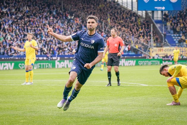 Germany Soccer 2 Bundesliga 2025 2026, Matchday 29 VfL Bochum vs Eintracht Braunschweig Vonovia Ruhrstadion Goal and goal celebration to 1 0 by Gerrit Holtmann VfL Bochum, 17 Joy, emotions, jubilation Copyright: xJOERANxSTEINSIEKx