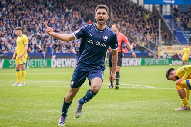 Germany Soccer 2 Bundesliga 2025 2026, Matchday 29 VfL Bochum vs Eintracht Braunschweig Vonovia Ruhrstadion Goal and goal celebration to 1 0 by Gerrit Holtmann VfL Bochum, 17 Joy, emotions, jubilation Copyright: xJOERANxSTEINSIEKx