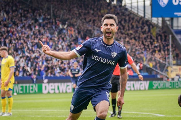 Germany Soccer 2 Bundesliga 2025 2026, Matchday 29 VfL Bochum vs Eintracht Braunschweig Vonovia Ruhrstadion Goal and goal celebration to 1 0 by Gerrit Holtmann VfL Bochum, 17 Joy, emotions, jubilation Copyright: xJOERANxSTEINSIEKx