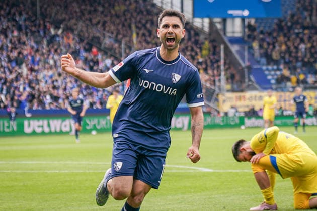Germany Soccer 2 Bundesliga 2025 2026, Matchday 29 VfL Bochum vs Eintracht Braunschweig Vonovia Ruhrstadion Goal and goal celebration to 1 0 by Gerrit Holtmann VfL Bochum, 17 Joy, emotions, jubilation Copyright: xJOERANxSTEINSIEKx