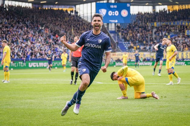 Germany Soccer 2 Bundesliga 2025 2026, Matchday 29 VfL Bochum vs Eintracht Braunschweig Vonovia Ruhrstadion Goal and goal celebration to 1 0 by Gerrit Holtmann VfL Bochum, 17 Joy, emotions, jubilation Copyright: xJOERANxSTEINSIEKx